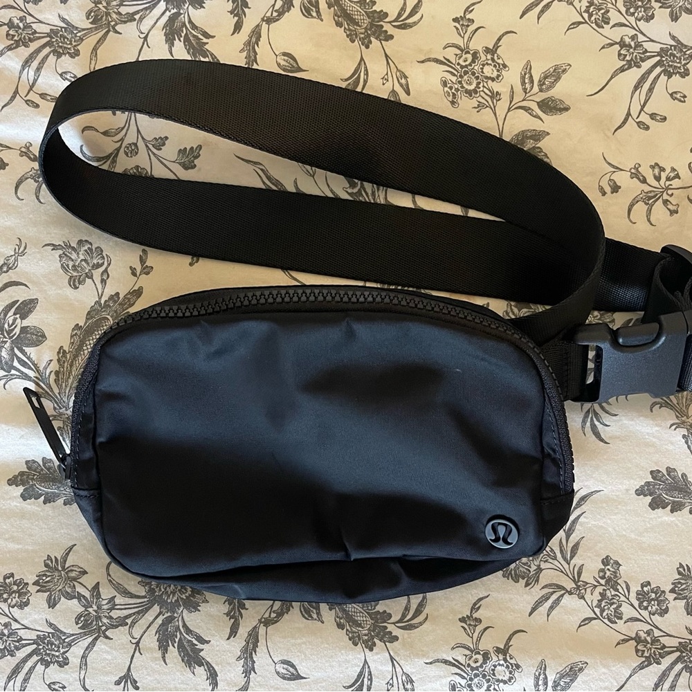 Lululemon Belt Bag Black- Used Once